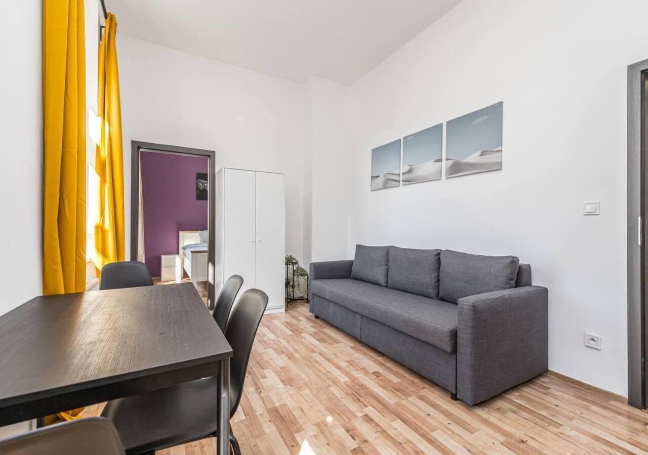 Crimson Charm Apartment Prague Exterior photo